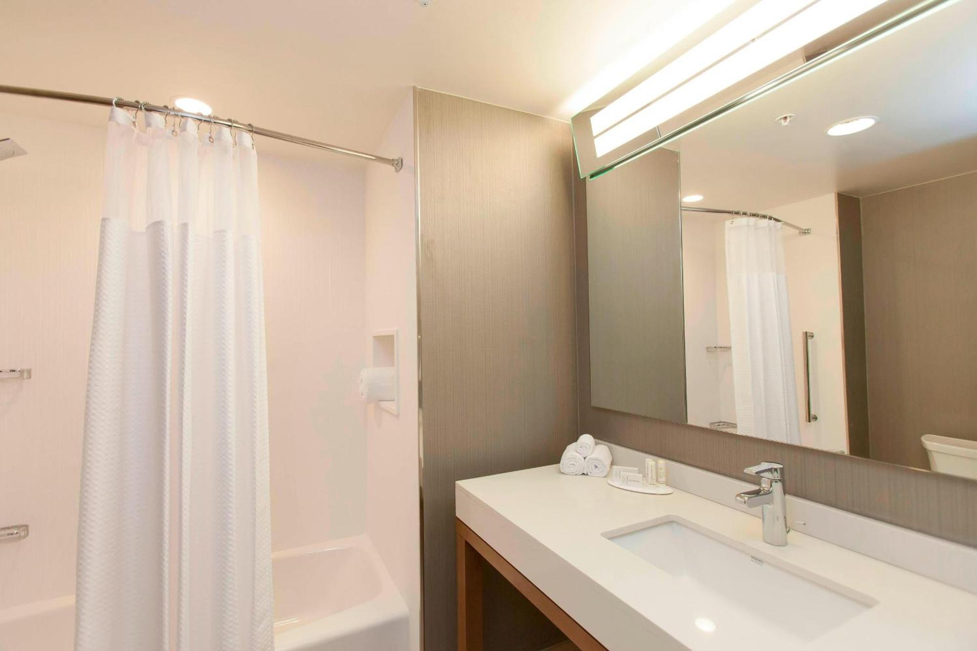 Courtyard By Marriott Houston City Place Spring Bagian luar foto