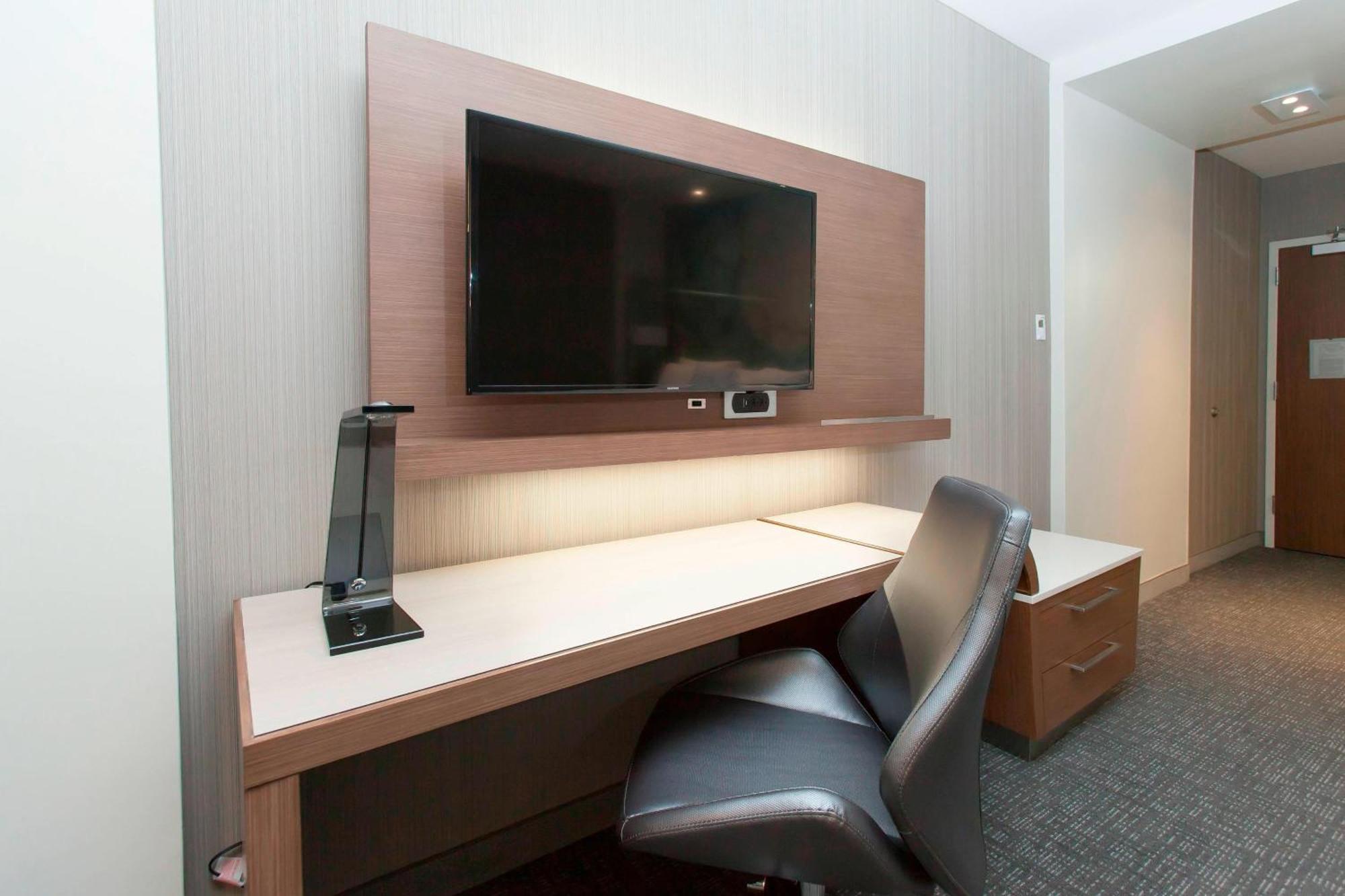 Courtyard By Marriott Houston City Place Spring Bagian luar foto